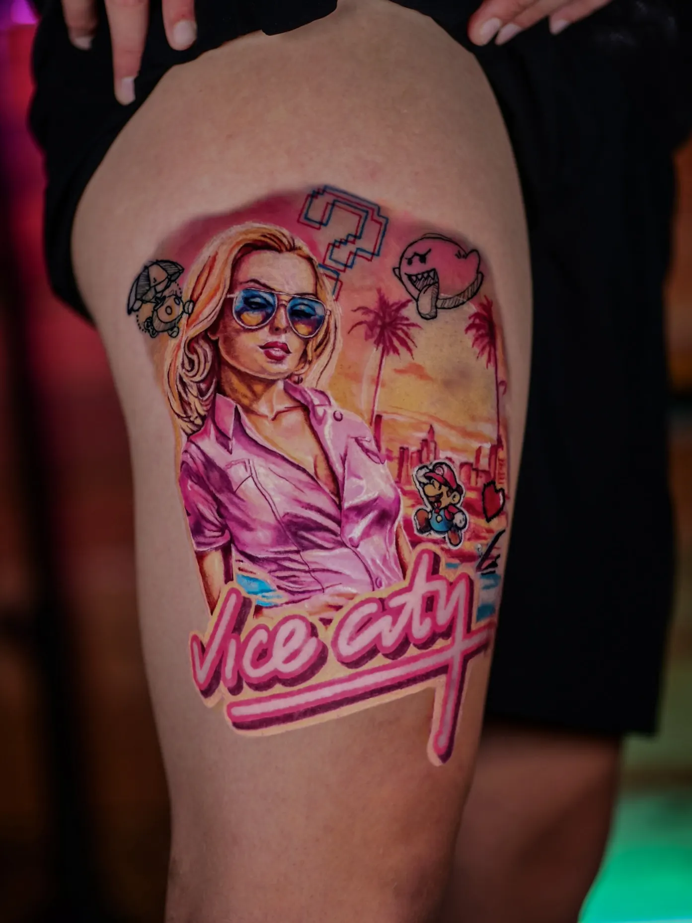 Kolorowy tatuaż w stylu pop-art